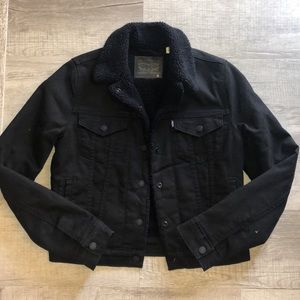 Black Levi’s Jean Jacket 🖤
